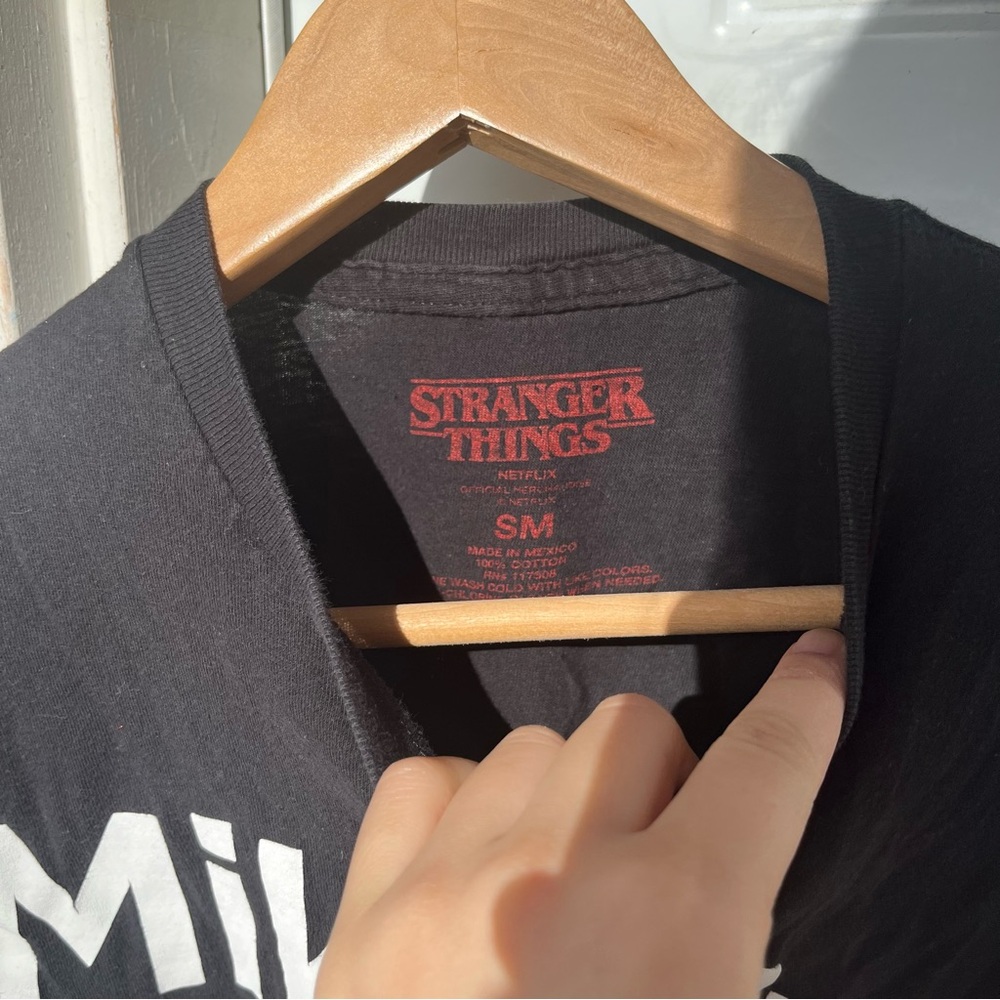 Stranger Things Hot Topic Names T-Shirt! - Picture 3 of 4